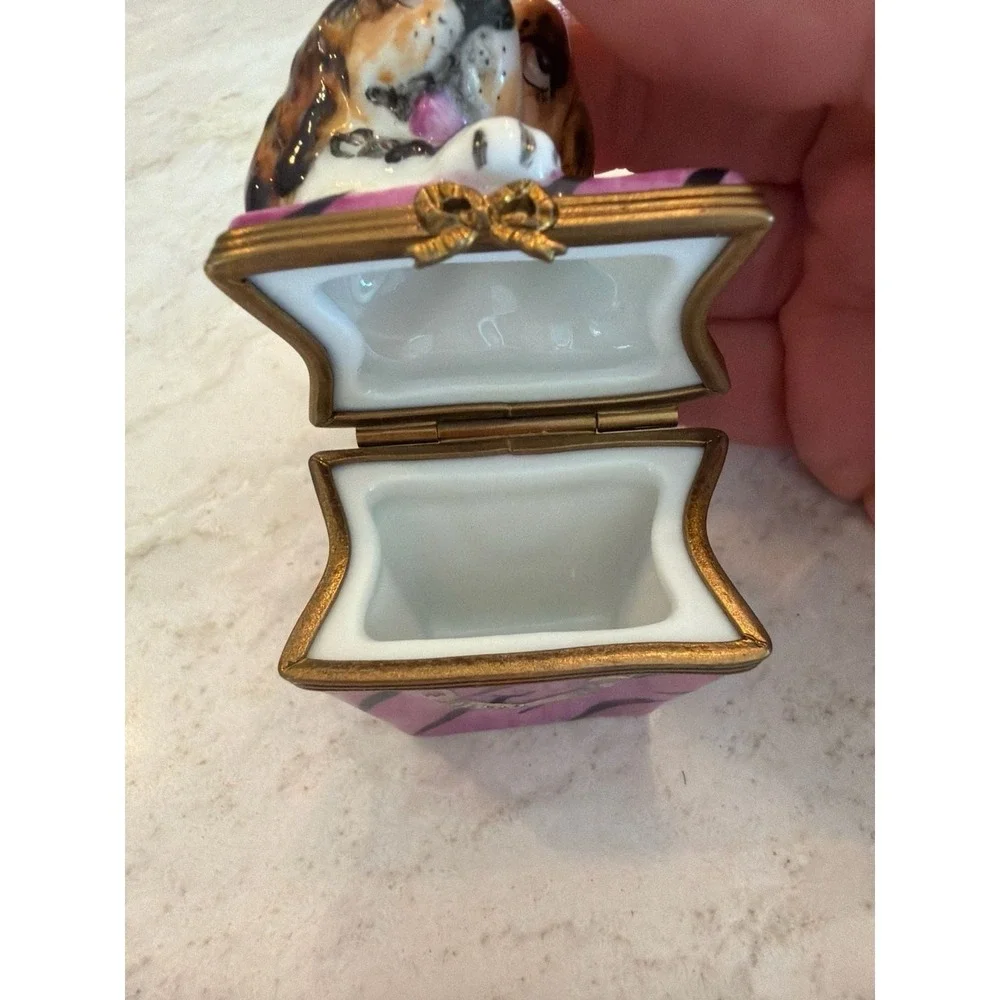 Hand Painted Limoges France Peint Main Beagle Dog in Purse Trinket Box 4/750